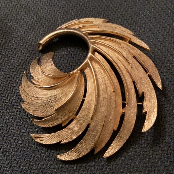 Lisner Vintage Sculpted Gold Swirl Shaped Feathers Pin Closure Statement Brooch. - Picture 2 of 4